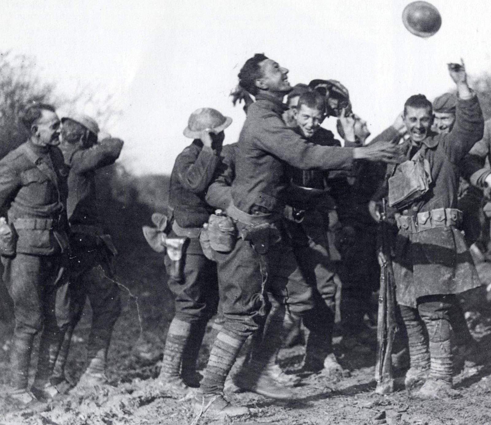 -Armistice-du-11-novembre-1918.-Joie-des-soldats.jpeg